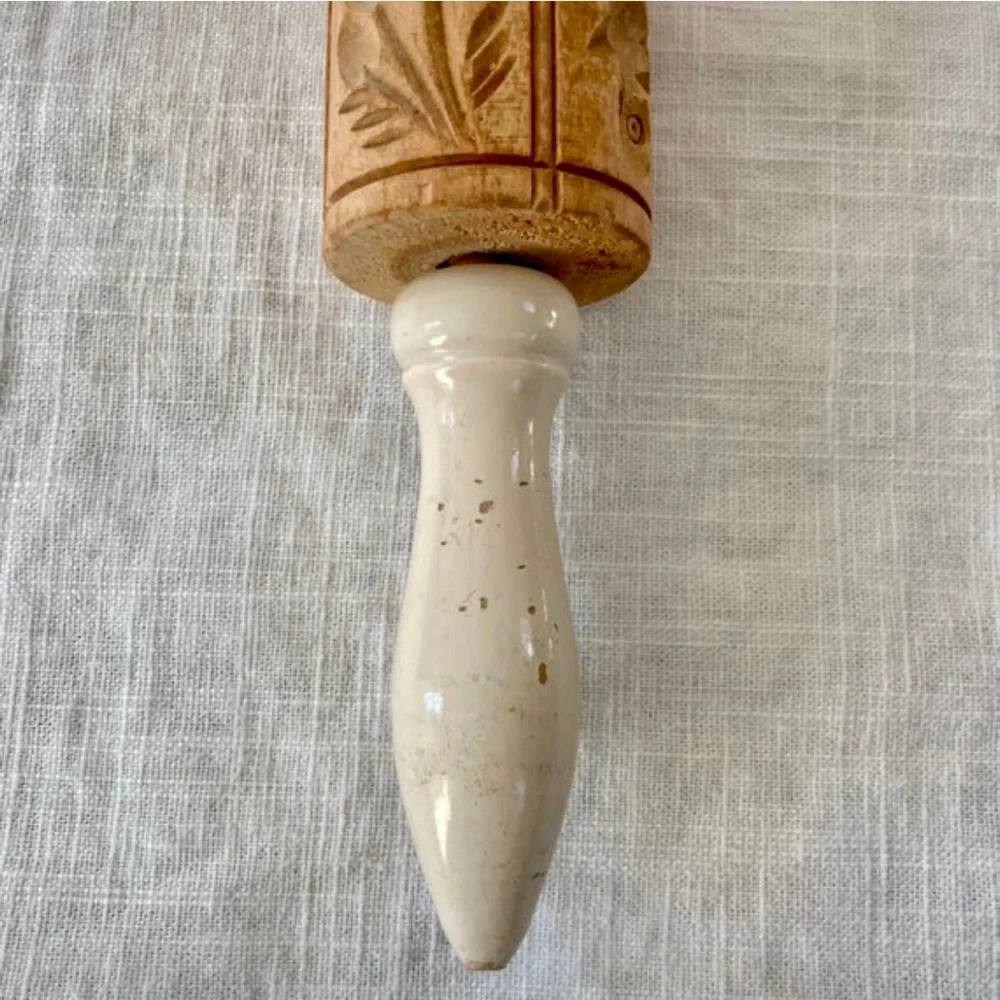 Vintage embossing spingerie folk art rolling pin.